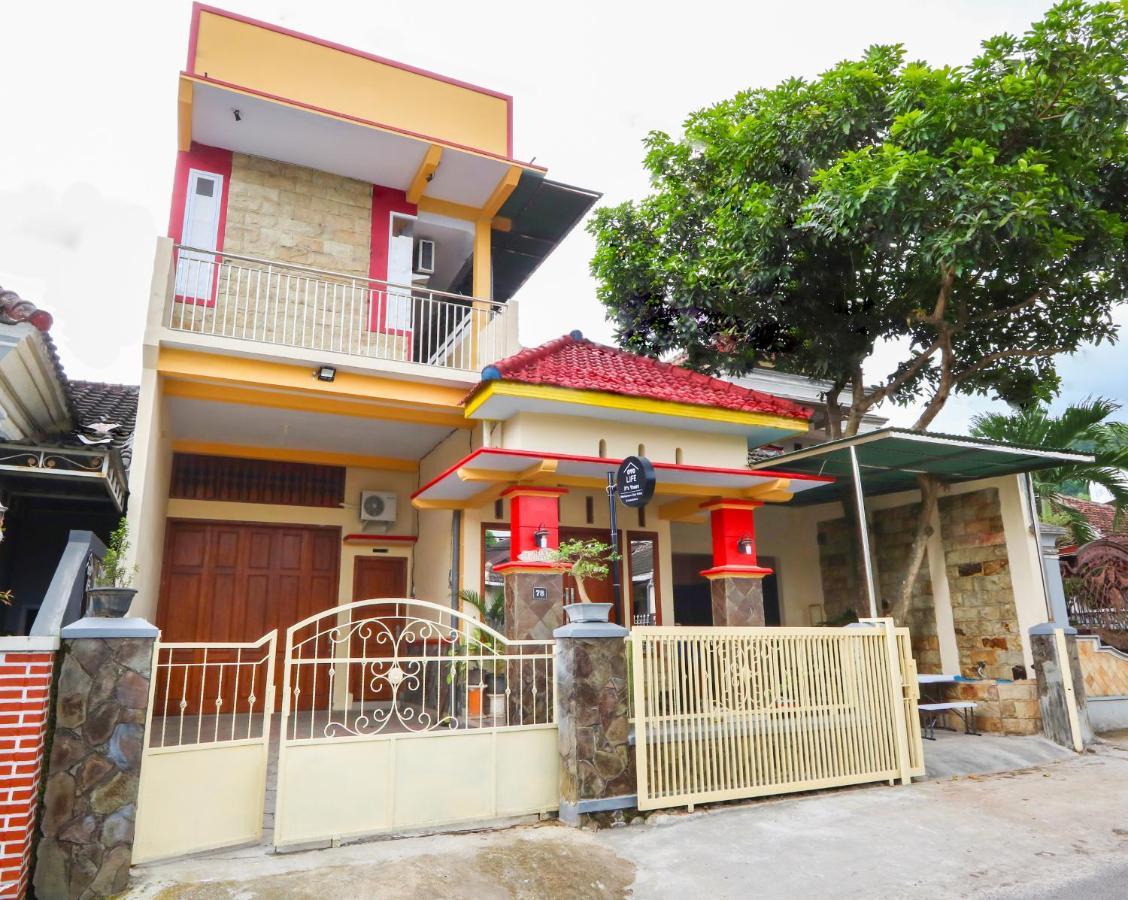 Oyo Life 3064 Mahameru Kost Putra Jembel Exterior foto